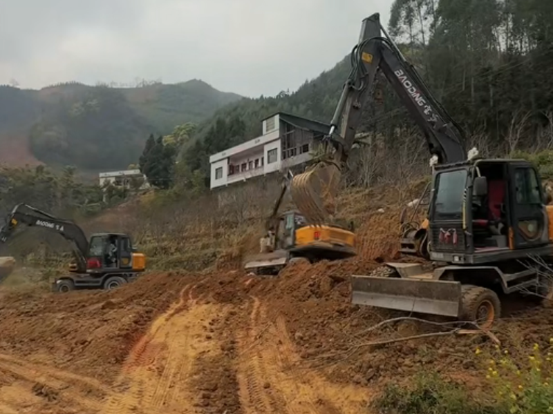 寶鼎輪式挖掘機(jī)高效作業(yè)，加速城鎮(zhèn)基礎(chǔ)建設(shè)進(jìn)程